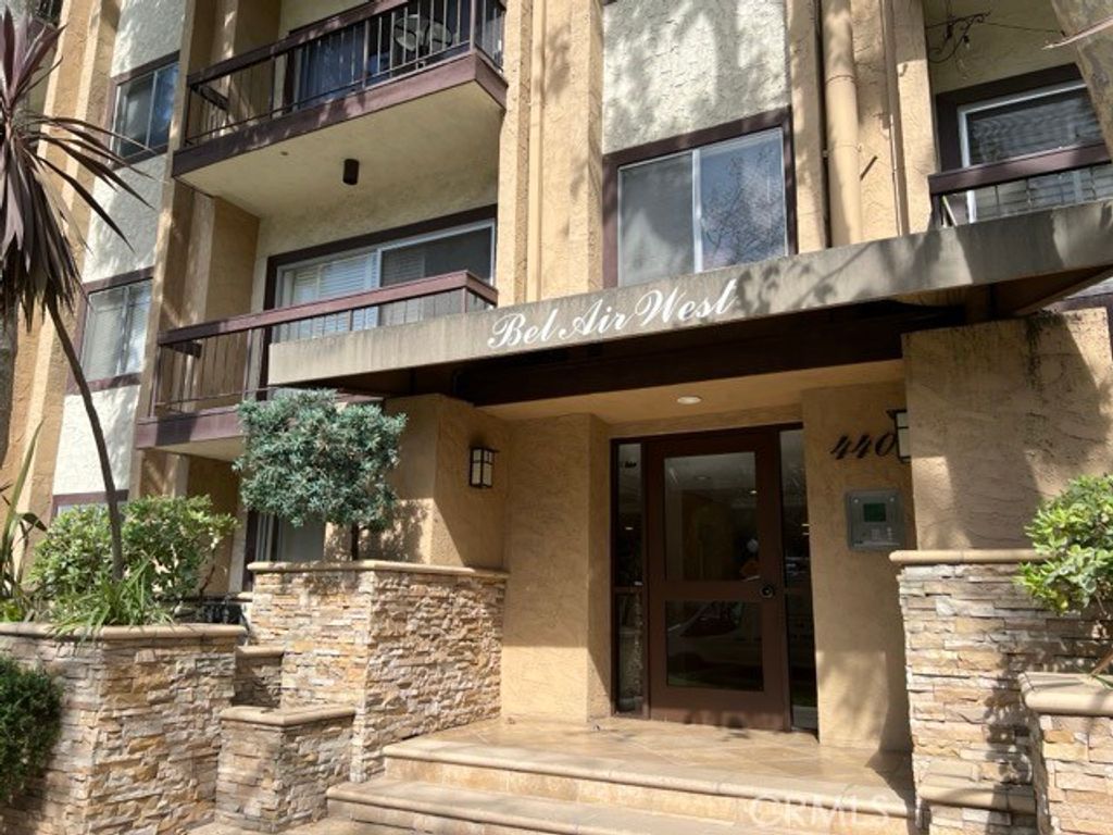 Image 17 of property listing at 440 Veteran Avenue 101, Westwood Century City, CA 90024