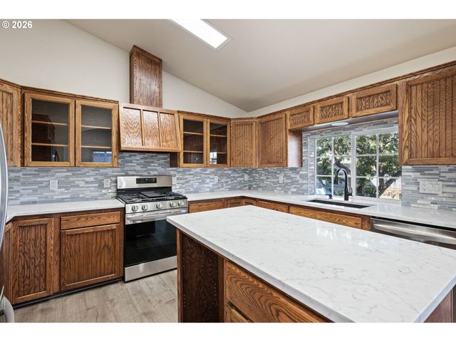 280 ROAN Dr, Eugene, OR 97401