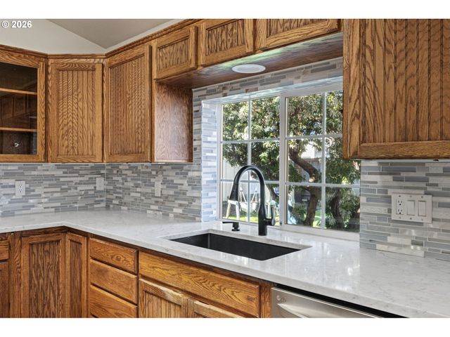 280 ROAN Dr, Eugene, OR 97401