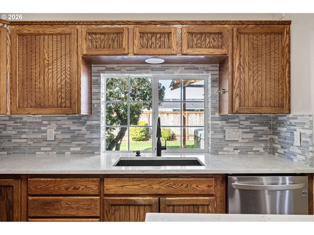 280 ROAN Dr, Eugene, OR 97401