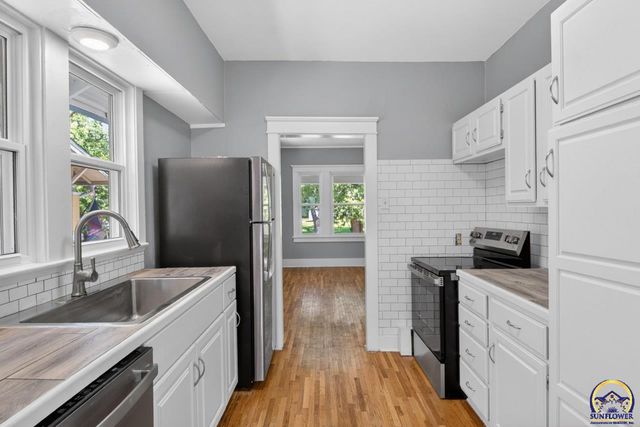 1801 SW Huntoon ST, Topeka, KS 66604