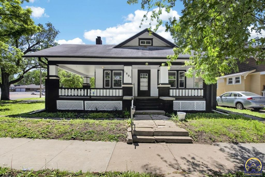 1801 SW Huntoon ST, Topeka, KS 66604