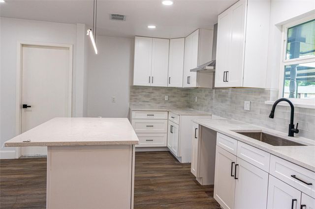 7706 Lakewood Drive, Houston, TX 77016