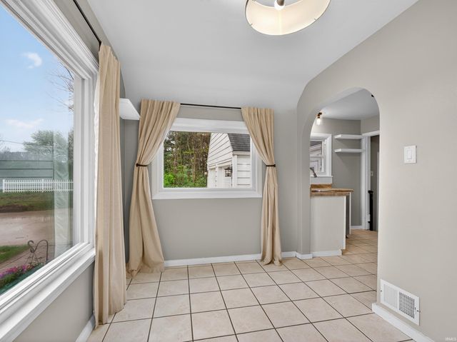 8715 Yellow River Road, Fort Wayne, IN 46818