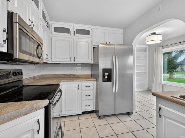 8715 Yellow River Road, Fort Wayne, IN 46818