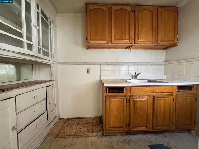 3513 Adeline St, Oakland, CA 94608