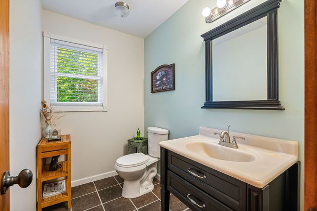 1235 Lakeview Dr, Smithville, TN 37166