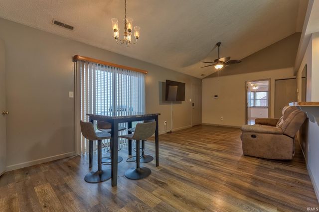 5825 Crossfield Drive, Evansville, IN 47715