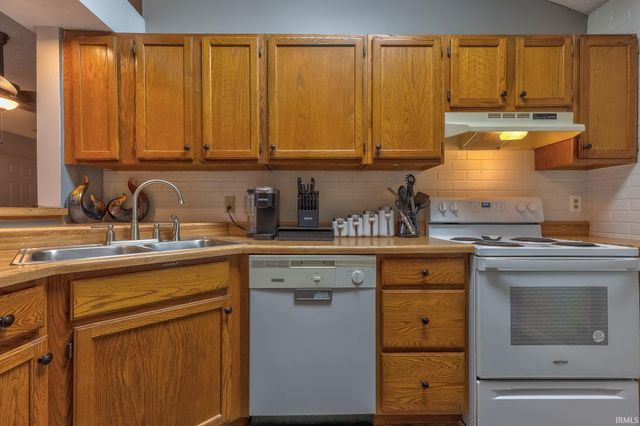 5825 Crossfield Drive, Evansville, IN 47715
