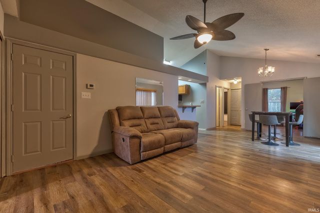 5825 Crossfield Drive, Evansville, IN 47715