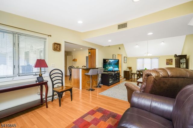 38 Longfellow Dr, Woodbridge Twp., NJ 07067