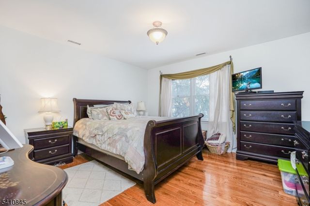 38 Longfellow Dr, Woodbridge Twp., NJ 07067