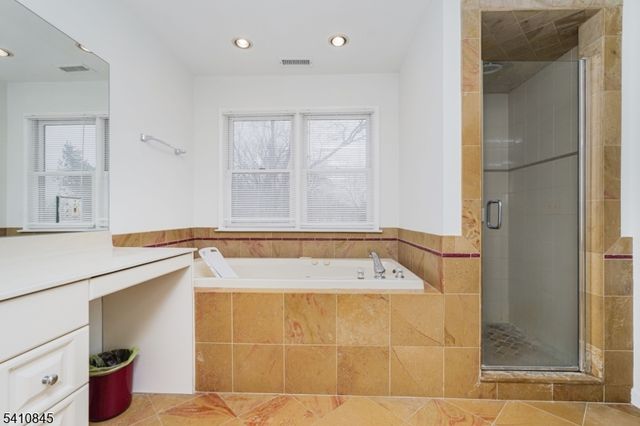 38 Longfellow Dr, Woodbridge Twp., NJ 07067