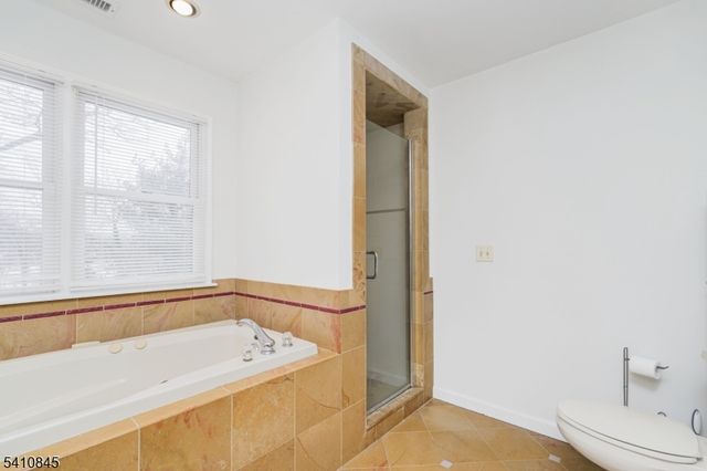 38 Longfellow Dr, Woodbridge Twp., NJ 07067