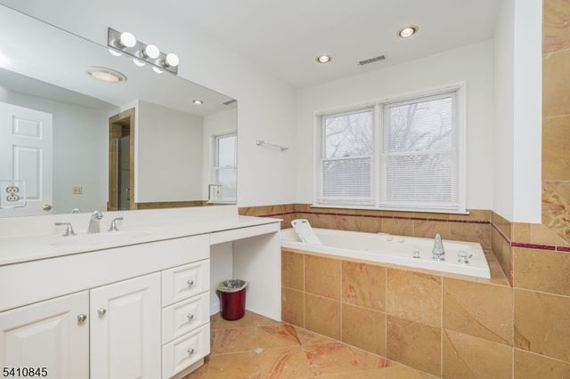 38 Longfellow Dr, Woodbridge Twp., NJ 07067