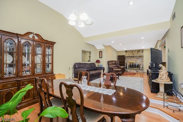 38 Longfellow Dr, Woodbridge Twp., NJ 07067