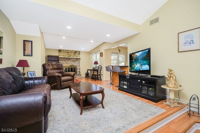38 Longfellow Dr, Woodbridge Twp., NJ 07067