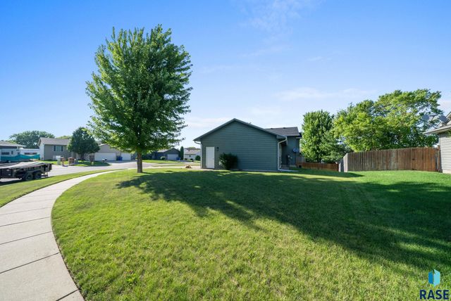 8000 W Eli Ct, Sioux Falls, SD 57106
