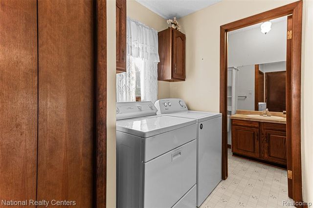 12518 Clover Lane, South Lyon, MI 48178