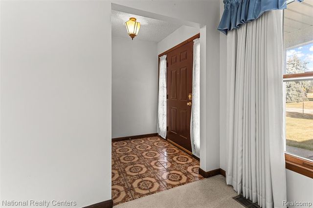 12518 Clover Lane, South Lyon, MI 48178