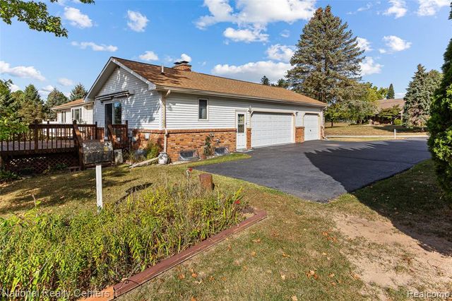 12518 Clover Lane, South Lyon, MI 48178