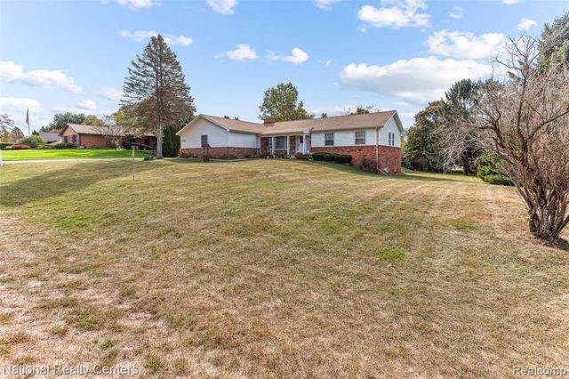 12518 Clover Lane, South Lyon, MI 48178