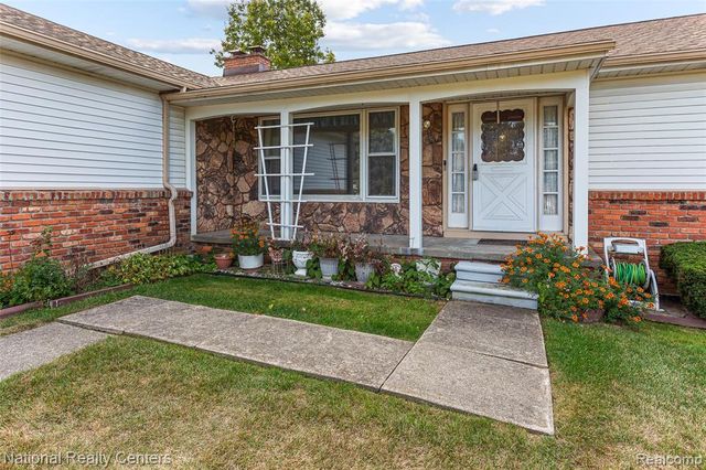 12518 Clover Lane, South Lyon, MI 48178