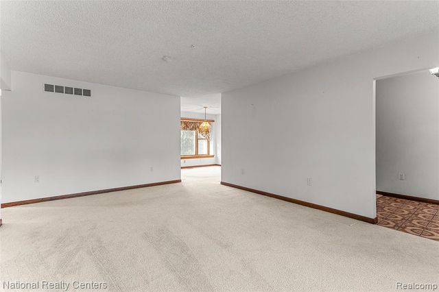 12518 Clover Lane, South Lyon, MI 48178