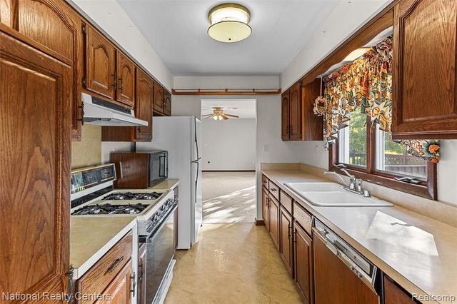 12518 Clover Lane, South Lyon, MI 48178