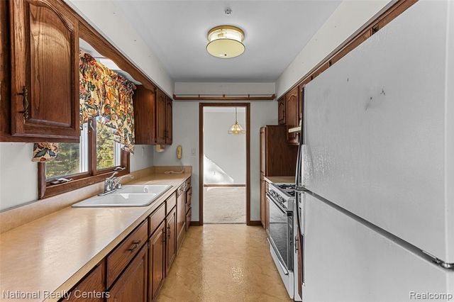 12518 Clover Lane, South Lyon, MI 48178