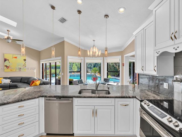 1080 Creekford Dr, Weston, FL 33326