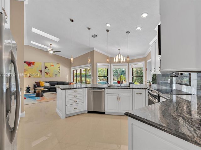 1080 Creekford Dr, Weston, FL 33326