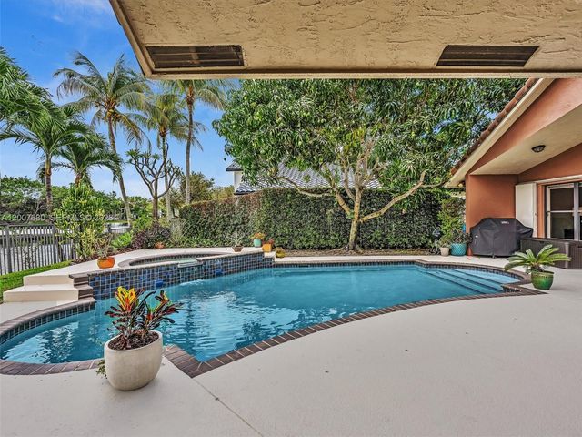 1080 Creekford Dr, Weston, FL 33326