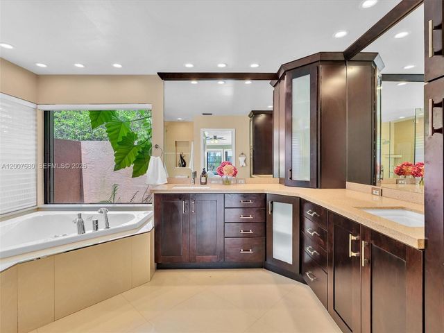 1080 Creekford Dr, Weston, FL 33326