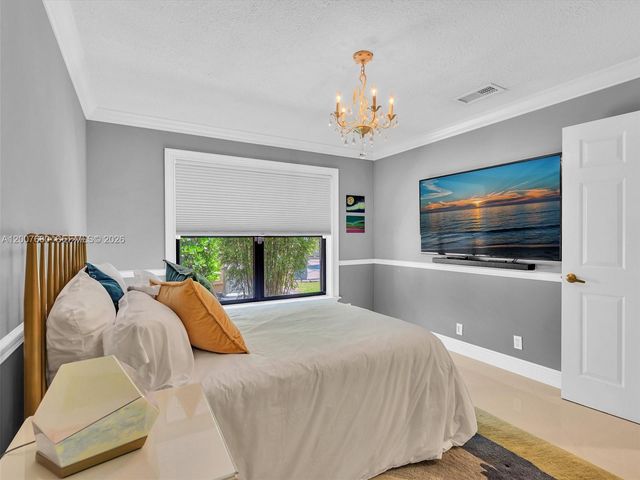 1080 Creekford Dr, Weston, FL 33326