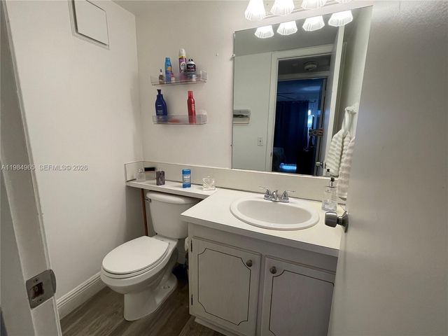 279 Markham M M, Deerfield Beach, FL 33442