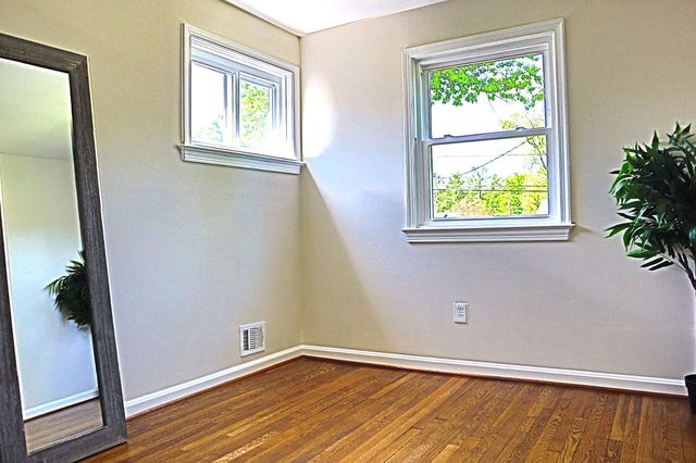 711 WOODBURN RD, Rockville, MD 20851