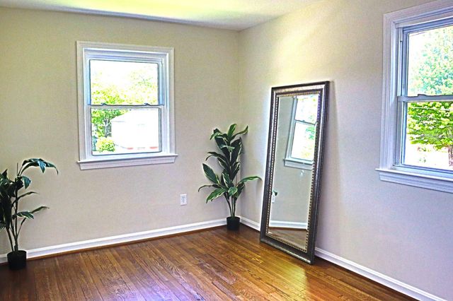 711 WOODBURN RD, Rockville, MD 20851