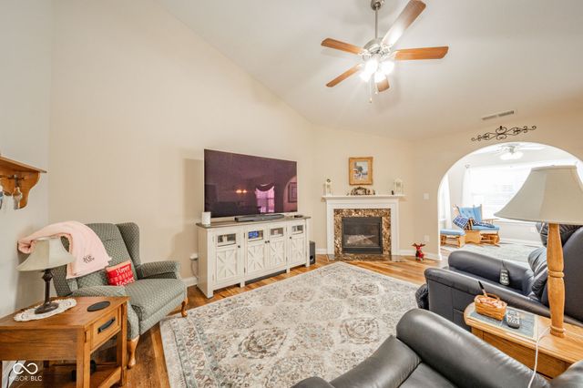 541 Greenwood Trace Drive, Whiteland, IN 46184