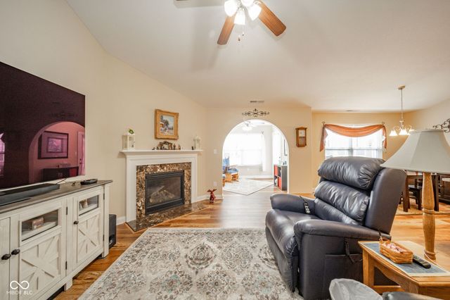 541 Greenwood Trace Drive, Whiteland, IN 46184