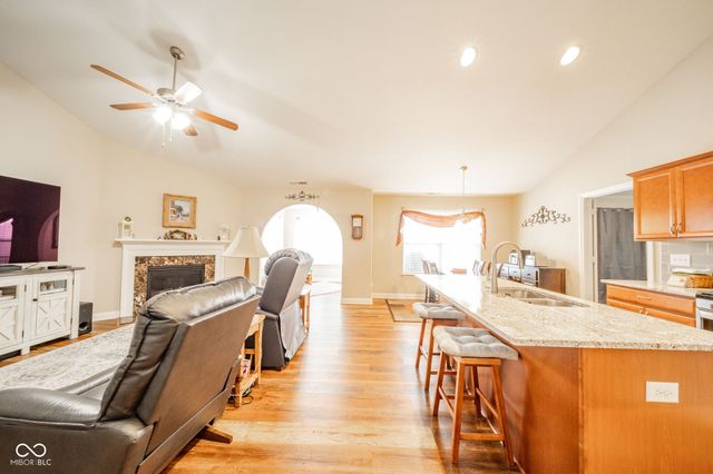 541 Greenwood Trace Drive, Whiteland, IN 46184