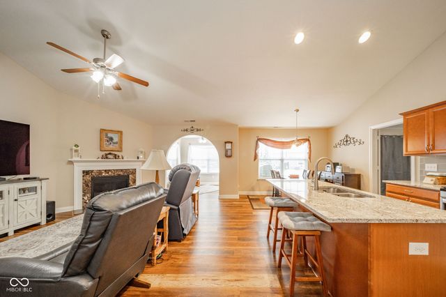 541 Greenwood Trace Drive, Whiteland, IN 46184