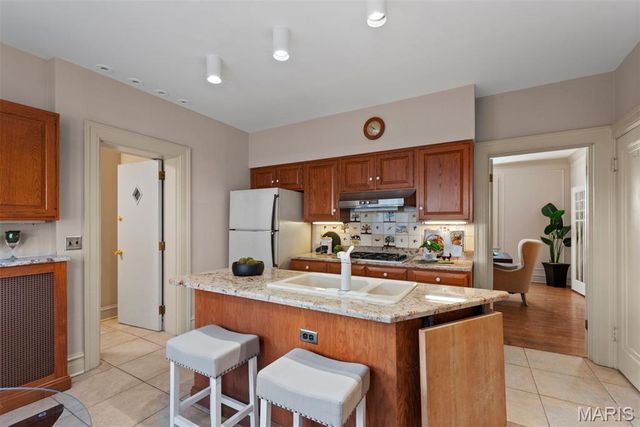 7721 Country Club Court, Clayton, MO 63105