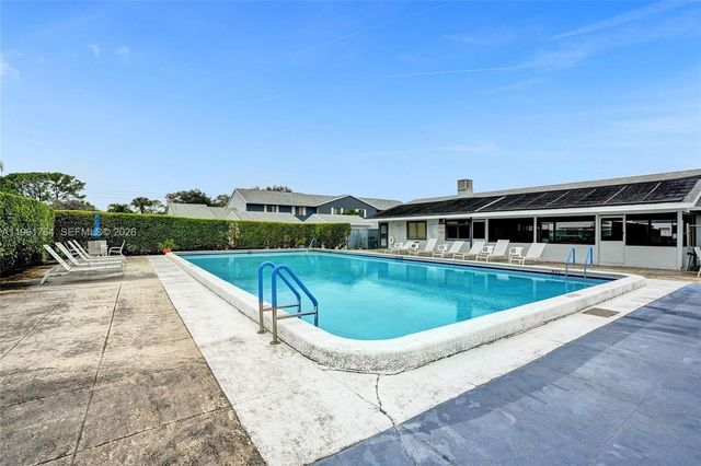 2641 W Gately Dr W 1002, West Palm Beach, FL 33415