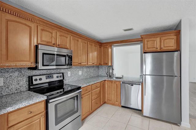 2641 W Gately Dr W 1002, West Palm Beach, FL 33415