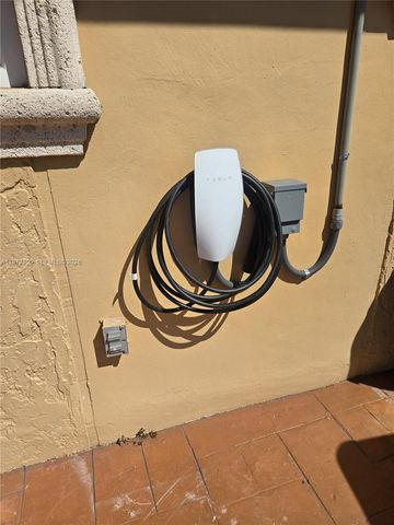 1067 W 37th St, Hialeah, FL 33012