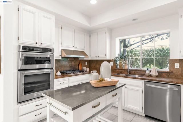 690 Glasgow Cir, Danville, CA 94526