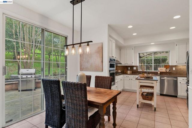 690 Glasgow Cir, Danville, CA 94526