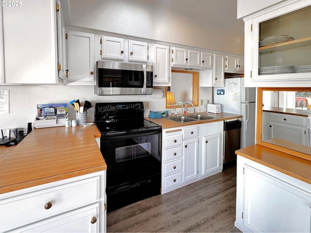 19921 WHALESHEAD Rd T 1, Brookings, OR 97415