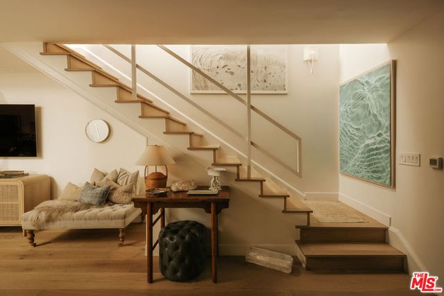 263 S Barrington Avenue, Los Angeles, CA 90049